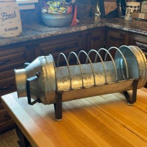 Farmhouse metal plate holder